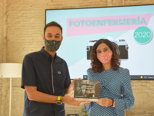 Primer premio de FotoEnfermería 2020, categoría Instagram. Eva C. Montero (cha.) recibe el premio de Antonio Quitero, vocal matrón del Colegio Enfermería de Guadalajara